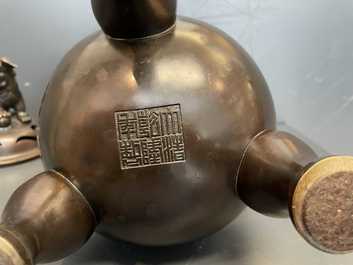 Un br&ucirc;le-parfum tripod couvert en bronze, Chine, marque de Qianlong, 19/20&egrave;me